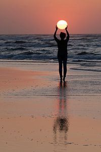 Silhouette einer Frau, die die Sonne hält von Wad of Wonders