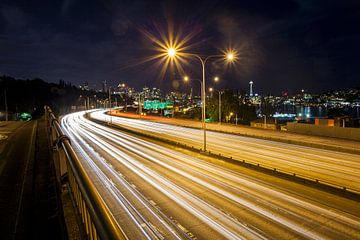 Langzeitbelichtung des Verkehrs auf der Umgehungsstraße und der nächtlichen Skyline, Seattle, Washin von BeeldigBeeld Food & Lifestyle