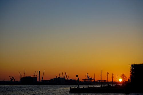 zonsondergang in de haven van rotterdam