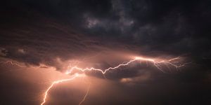 Bliksem tijdens een onweersbui in de nacht van Sjoerd van der Wal Fotografie