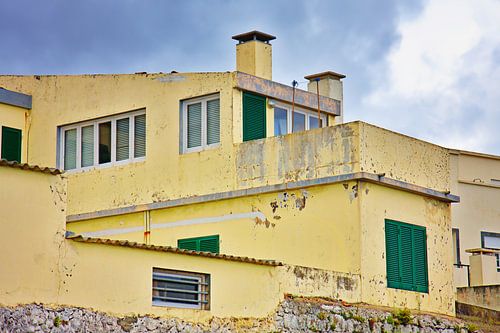 Gele versleten betonnen huis