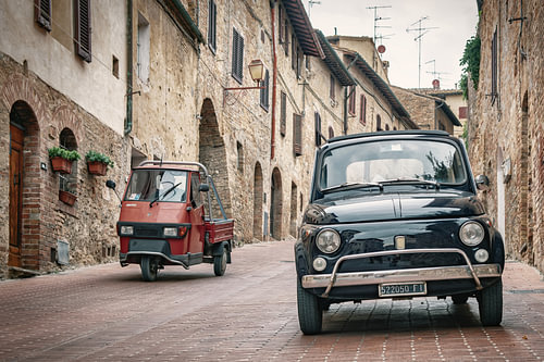 Een oldtimer Piaggio Ape en een oldtimer Fiat 500 in Italië.