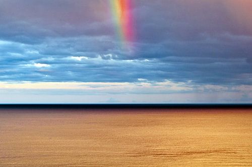 Regenboog boven de Ionische Zee in Taormina 