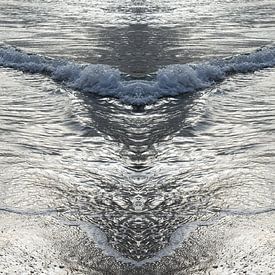 Reflets sur la plage, l'eau de mer rencontre la symétrie sur Montepuro