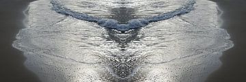 Reflets sur la plage, l'eau de mer rencontre la symétrie
