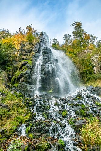 Naturschauspiel am Wasserfall – Ein erfrischender Zwischenstopp in wilder Umgebung