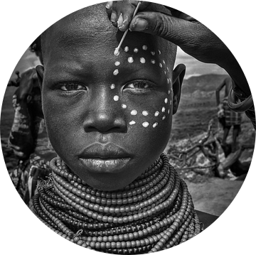 Het schilderen van het gezicht van een Karo stam meisje (Omo Valley-Ethiopië), Joxe Inazio Kuesta van 1x