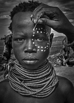Het schilderen van het gezicht van een Karo stam meisje (Omo Valley-Ethiopië), Joxe Inazio Kuesta van 1x