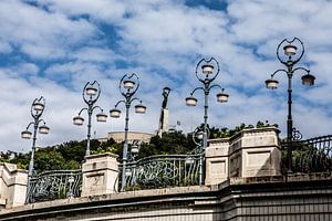Blick auf die Freiheitsstatue in Budapest vom Hotel Gellert
