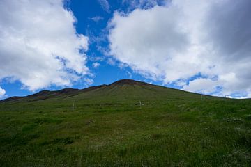 IJsland - Met groen mos bedekte vulkaan met blauwe lucht van adventure-photos