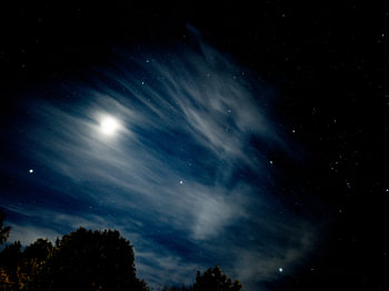 Le clair de lune à travers les nuages murmurants
