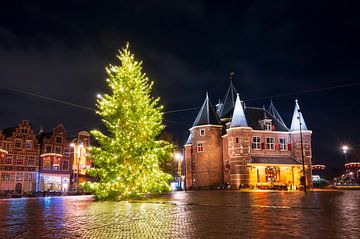 Amsterdamer Weihnachtsbaum am Waag-Gebäude am Nieuwmarkt von Sjoerd van der Wal Fotografie