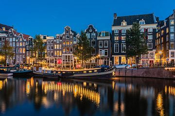 La nuit tombe sur le Singel d'Amsterdam