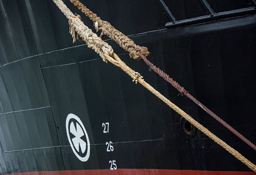 Afgemeerd in de haven van IJmuiden in de regen.