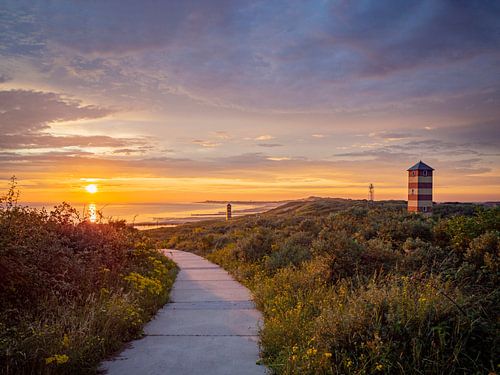 Vuurtorens bij zonsondergang in Zeeland, Nederland