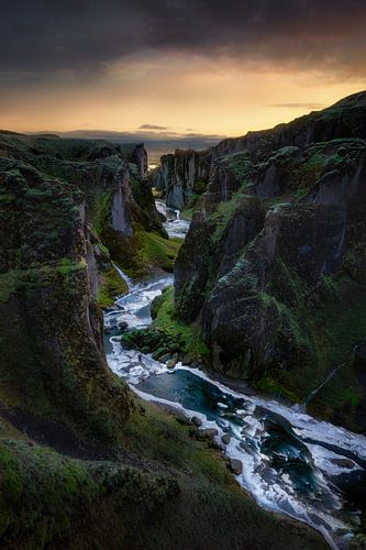Kloofkloof met rivierloop op het eiland IJsland