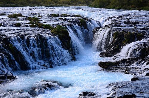 Bruarfoss, ein blauer Wasserfall im Westen Islands