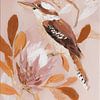 Zachte abstracte schildering van een kookaburra tussen warme roze en aardetinten van But First Framing