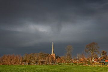 Zicht op het Friese dorp Hallum met zijn herkenbare kerktoren van Harrie Muis