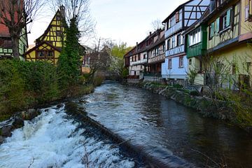 Zicht op Kaysersberg, klein dorp in de Elzas met mooie, gekleurde vakwerkhuizen en stromende rivier van Studio LE-gals