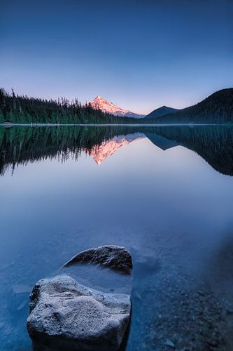 Mount Hood aan het meer in Oregon USA bij zonsondergang.