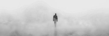 Eenzame wandeling in de mist - Mystieke zwart-wit fotografie van Poster Art Shop