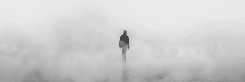 Eenzame wandeling in de mist - Mystieke zwart-wit fotografie