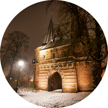 Cellebroederspoort in Kampen tijdens een koude winternacht van Sjoerd van der Wal Fotografie