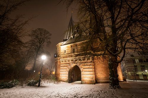 Cellebroederspoort in Kampen tijdens een koude winternacht