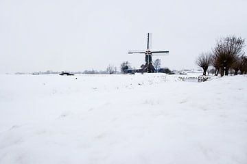 Windmolen in sneeuwlandschap in Kockengense polder van Jeroen Stel