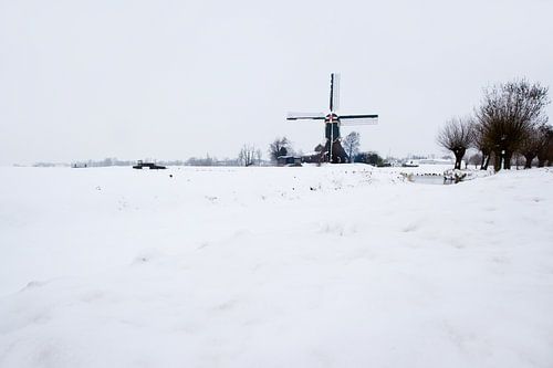 Windmolen in sneeuwlandschap in Kockengense polder