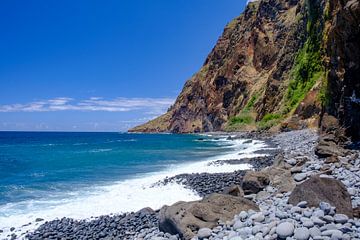 Golven op de kust van Madeira eiland in Portugal in Jardim do Mar.