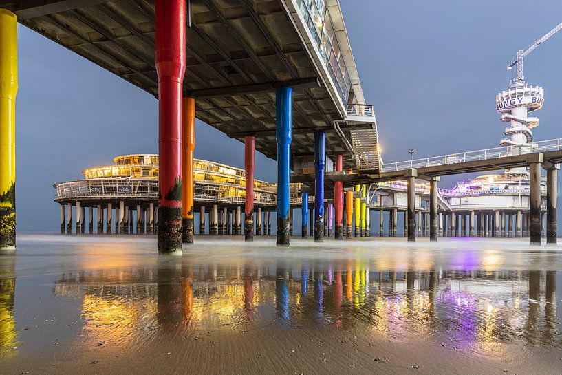 Blick vom Strand auf die Mole von Scheveningen von Karin Riethoven