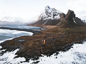 Vuurtoren en strand in Ijsland bij Eystrahorn berg van Michiel Dros thumbnail