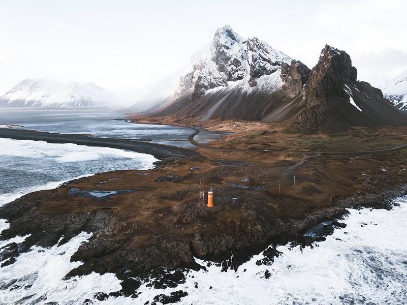 Vuurtoren en strand in Ijsland bij Eystrahorn berg van Michiel Dros