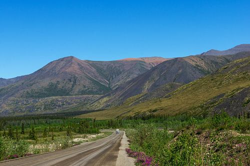 Onderweg op een eindeloze stille zandweg