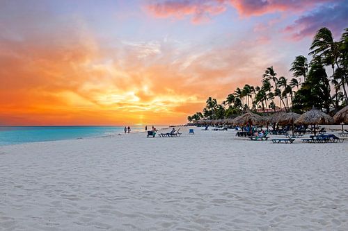 Mooie zonsondergang op Manchebo beach op Aruba in de Caribbische Zee