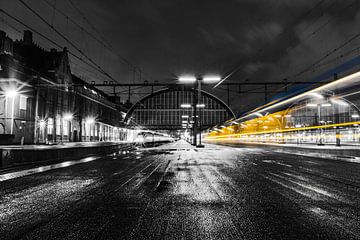 Amsterdam Centraal passerende trein van Bart Rondeel