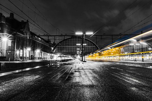 Amsterdam Central Zug vorbei