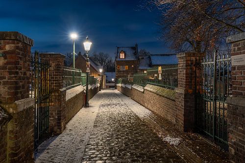 Elsloo in de avond in de winter met sneeuw