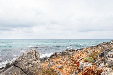 Uitzicht op de zee bij het strand van Potamos, Kreta | Reisfotografie van Kelsey van den Bosch