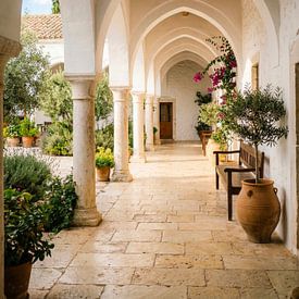 Mediterraner Säulengang mit sanftem Lichteinfall von But First Framing