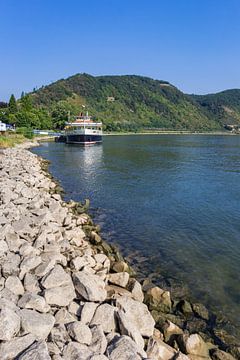 Des rochers blancs et un bateau de croisière sur les rives du Rhin à Boppard