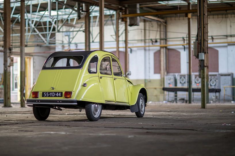 Citroën 2CV classique &quot;canard&quot;. par Steven World Traveller