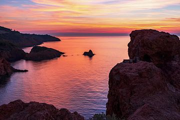 Rode en gouden zonsondergang aan de kust van Esterel van Flatfield