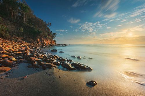 Cala Violina strand bij zonsondergang, Toscane, Italië