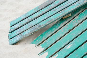 Wood on the beach van Karin Hendriks Fotografie