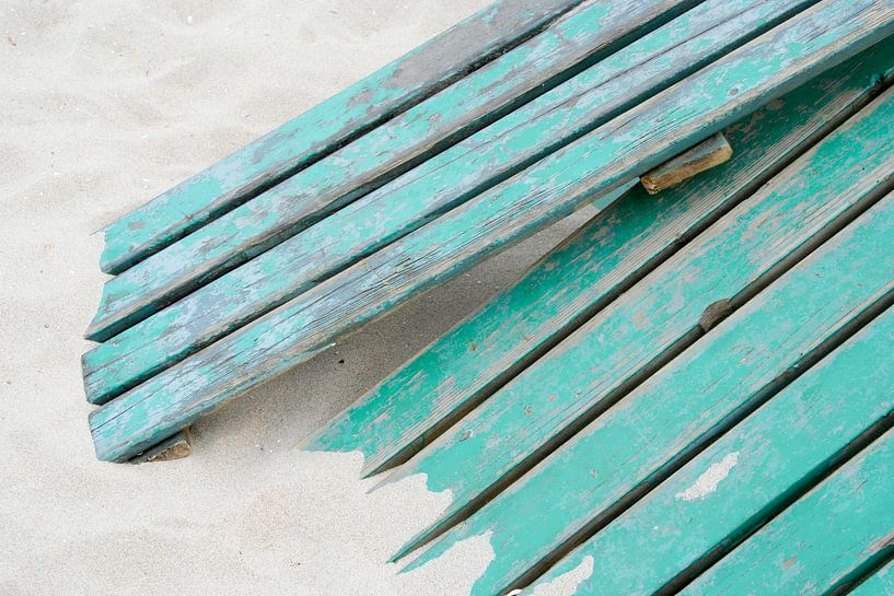 Wood on the beach van Karin Hendriks Fotografie