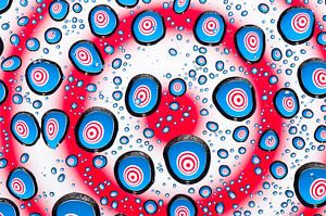 Gouttes avec cercles psychédéliques en rouge, blanc et bleu