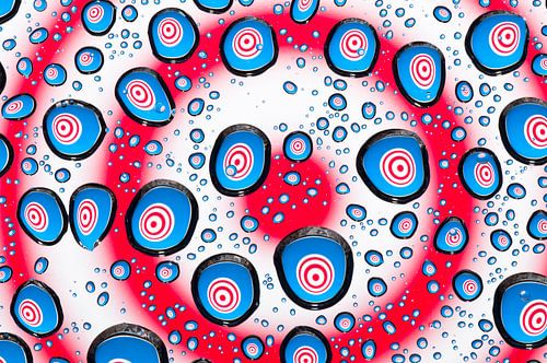 Druppels met psychedelische cirkels in rood, wit en blauw